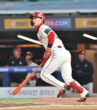 [포토]시즌 첫 홈런 넘기는 SSG 최지훈