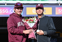 [포토]데뷔 첫 승 축하 받는 키움 설종진 감독