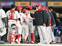 [포토]승리의 하이파이브를 나누는 SSG 이숭용 감독