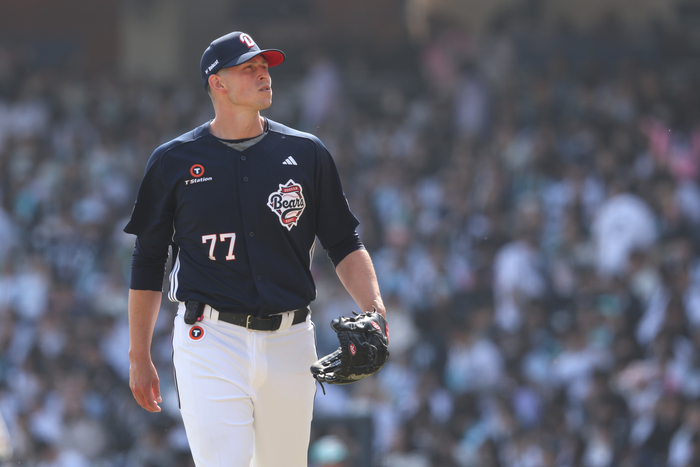 ‘이럴 수가’ 두산, 진짜 ‘초비상’ 위기…플렉센 1회 투구 후 교체→우측 등 쪽 불편감 [SS메디컬체크]