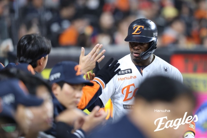 한화 페라자, '마수걸이 홈런' 작렬! '타구 속도 시속 160㎞' 대형 아치→잠실구장 넘겼다 [SS잠실in]