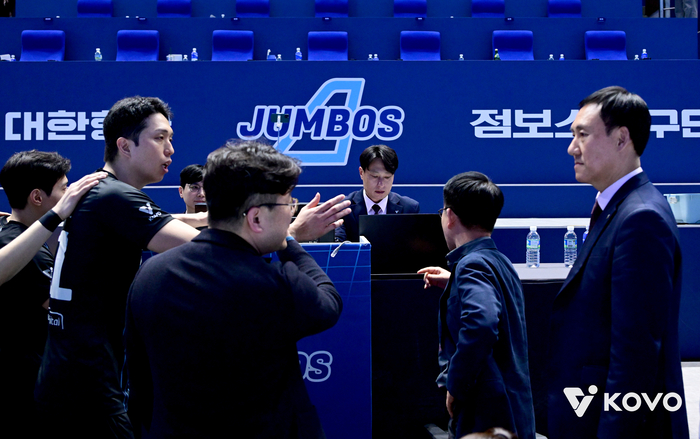 챔프전 2차전 뒤흔든 5세트 듀스 레오 서브 득점 '판독 논란', 현대캐피탈은 KOVO에 이의제기... 5일 오전 사후 '판독'