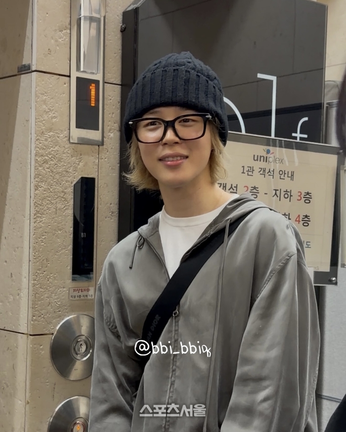 [단독] BTS 지민, 대학로 ‘봄날’ 만끽!…뜨거운 우정의 주인공은?