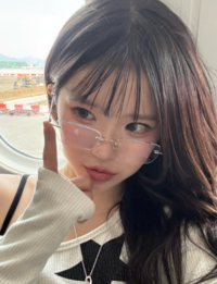 송하영, 안경 쓰고 귀여움 폭발…비행기 속에서도 ‘러블리한 미모’ [★SNS]