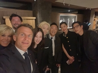 마크롱 대통령 부부, 전지현·싸이·필릭스 등 K-스타와 ‘인증샷’