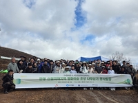 함께 만든 ‘평화의숲’…SKT-유한킴벌리, 자발적 산불 피해 복원