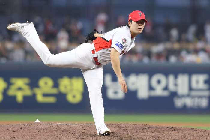 "당분간은 선발 뒤에..." 꽃감독의 '5선발 후보' 황동하 사용법, 믿는 구석은 '경험'