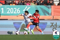 점유율 버리고 ‘헤비메탈’ 고강도 무한 압박 승부, 결과는 슛 17-0 반코트 게임+첫 승…정경호 감독 새 ‘전술 노트’