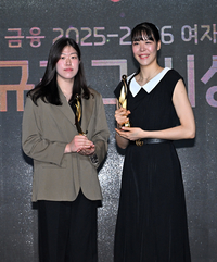 [포토]신인상 김동연과 MVP 박지수