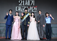 [포토] 포토타임 갖는 노상연-공승연-변우석-아이유-노상현-이연