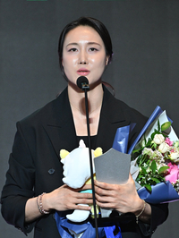 [포토]특별상 수상 소감 밝히는 하나은행 김정은