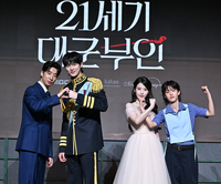 [포토] 포즈 취하는 유수빈-변우석-아이유-이연