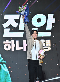 [포토]하나은행 진안, “감독님! 저 모범선수래요!”