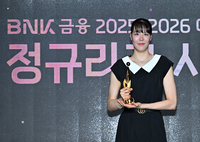 [포토]KB스타즈 박지수, 정규리그 MVP 탈환