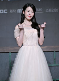 [포토] 아이유 ‘달달한 하트 포즈’