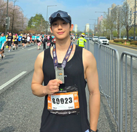 배우 정해인, 서울 도심 21km 질주… 인생 첫 하프 마라톤 완주