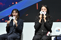 [포토]시리즈 전적 예측하는 하나은행 정예림과 삼성생명 강유림