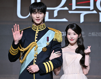 [포토] 변우석-아이유 ‘꿀 떨어지는 부부’