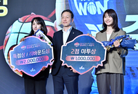 [포토]득점상과 2점 야투상 차지한 우리은행 김단비와 신안은행 미마
