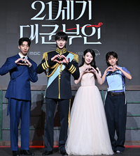 [포토] 하트 포즈 취하는 유수빈-변우석-아이유-이연