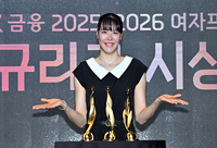 [포토]KB스타즈 박지수, 정규리그 시상식 MVP 포함 3관왕