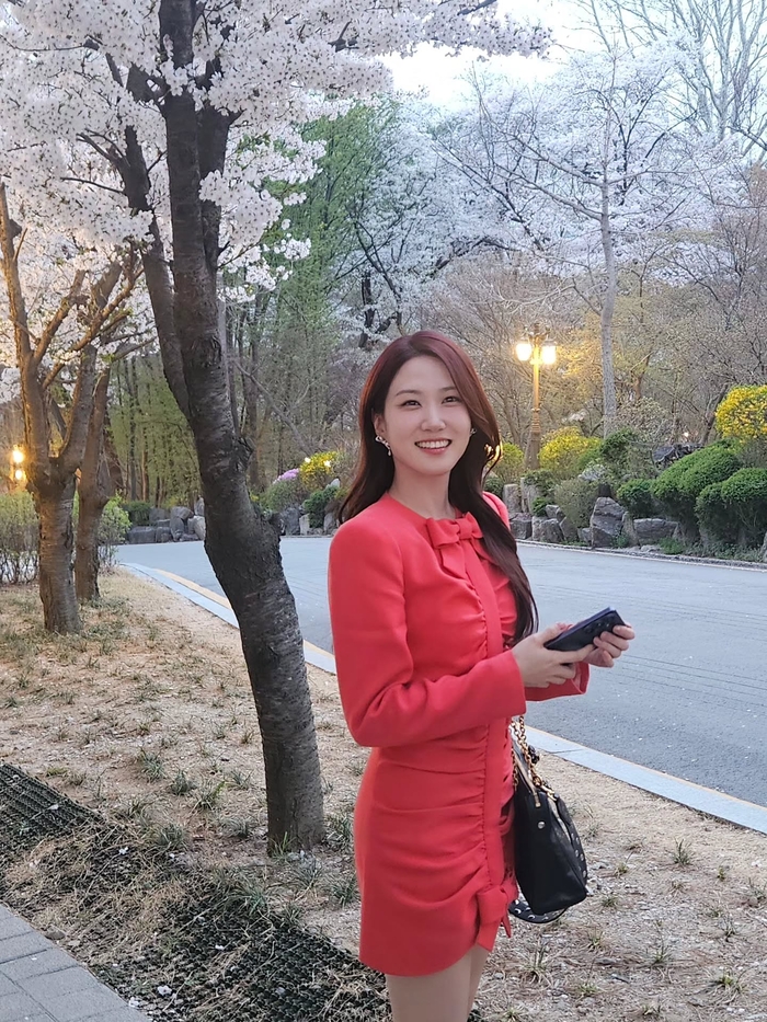 박은빈, 벚꽃모다 만개한 웃음꽃... “누가 꽃이야?”