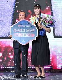 [포토]MVP 박지수, 키가 너무 커서...