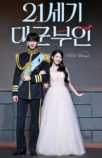 [포토] 변우석-아이유 ‘사랑스런 대군 부부’