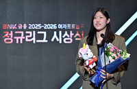 [포토]BNK썸 김도연, 신인선수상 수상