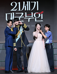 [포토] 변우석-아이유 ‘보좌관과 함께’