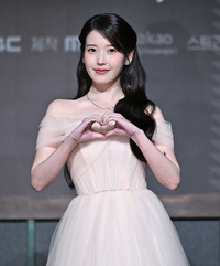 [포토] 아이유 ‘심쿵 하트’