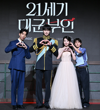 [포토] 변우석-아이유, 보좌관 유수빈-이연과 함께