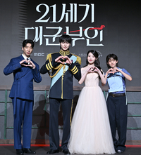 [포토] 포즈 취하는 유수빈-변우석-아이유-이연