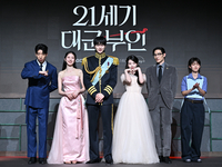 [포토] 포토타임 갖는 ‘21세기 대군부인’ 주역들