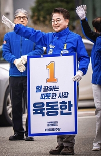 육동한 춘천시장 예비후보, 첫 거리인사 ‘민주당 지역위 고문 등 원로·핵심 인사 합류’ 굳건한 ‘원팀’ 과시