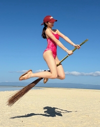 빗자루 타고 날아오른 ‘쌍둥이 맘’ 한그루, 보홀 해변 사로잡은 수영복 자태