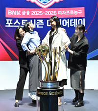 [포토]박지수 키에 맞춰 강계리 들어올리는 김단비