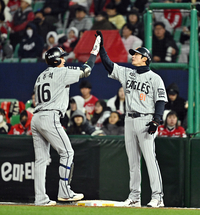 [포토]역전타에 하이파이브 나누는 한화 하주석