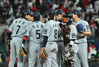 [포토]SSG와의 주중 3연승 승리로 출발하는 한화