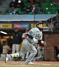 [포토]투구에 맞는 한화 노시환