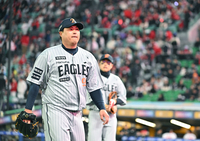 [포토]한화 류현진, 호투에도 덤덤하게...