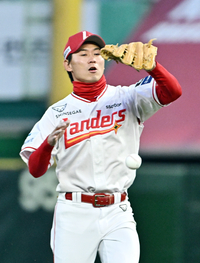 [포토]SSG 안상현, 앗! 공이...