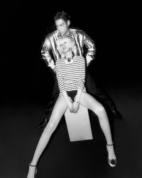 나나, 탑 품에 안겨 아찔한 백허그…하의실종 패션으로 드러낸 각선미