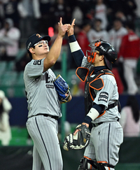 [포토]승리의 세리머니를 하는 한화 김서현과 최재훈