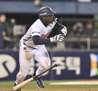 [포토] 카메론, 6회 1사2,3루 만드는 2루타