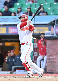 [포토]SSG 최정, 한화 류현진 상대 시즌 2호 홈런