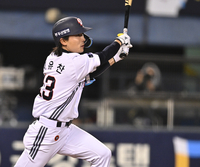 [포토] 3회 희생타 치는 이유찬