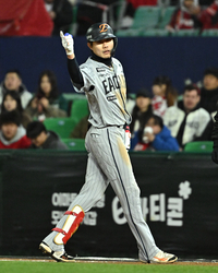 [포토]안타로 출루하는 한화 심우준