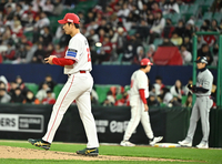 [포토]SSG 선발 타케다, 4연속 볼넷으로 동점 허용