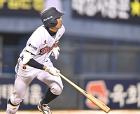 [포토] 3회 3루타 치는 김민석